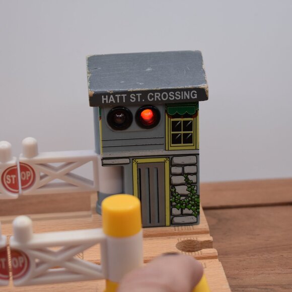 Hatt St. Crossing Works VGUC Learning Curve Lights Thomas Train Wooden Railway - Picture 6 of 10